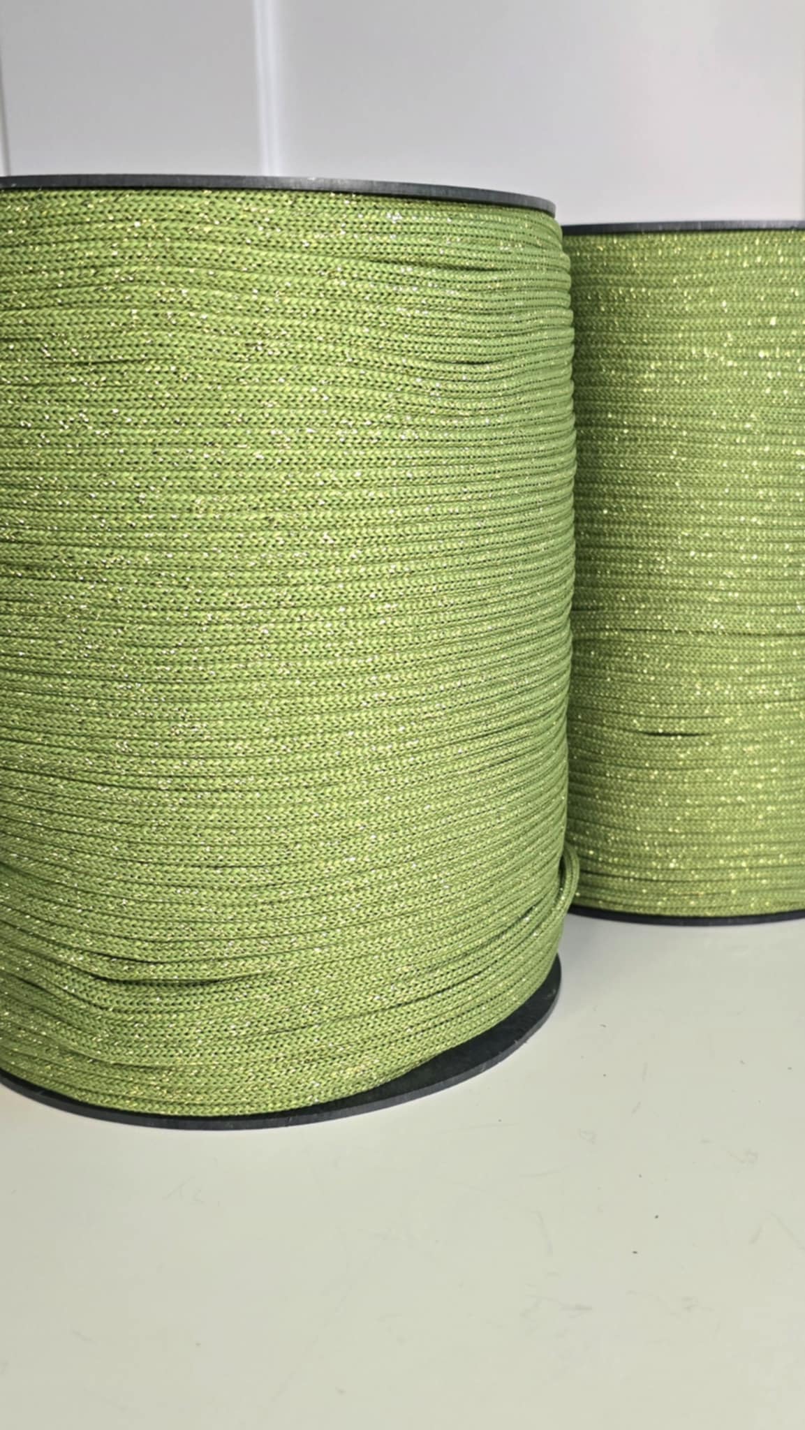 NR 64a Medium green-Gold 4mm hekle/makrame tråd